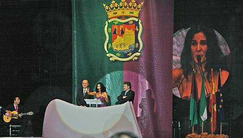 Diana Navarro recitando el Pregón de la Feria 2006