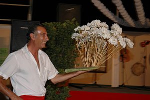 Biznaguero vendiendo biznagas en la Feria de Málaga